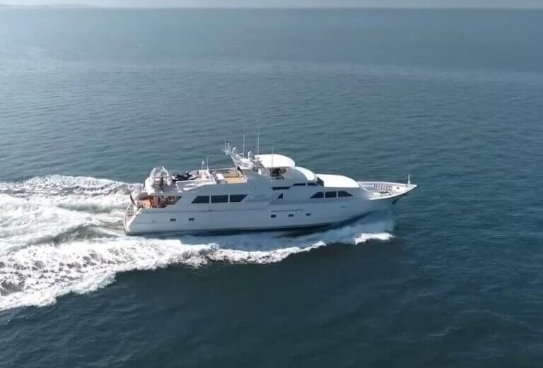 Luxury superyacht completely refitted (2022), perfect for big groups of up to 50 people. All-inclusive service (food, open bar and water toys).