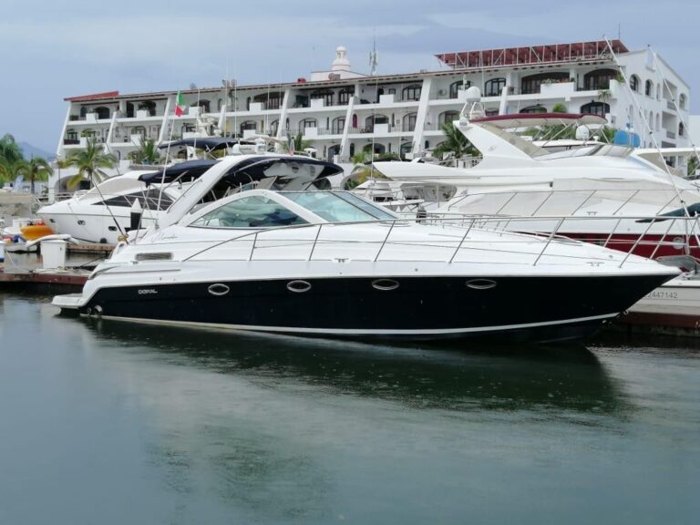 Yacht in great condition, accommodates up to 12 passengers.