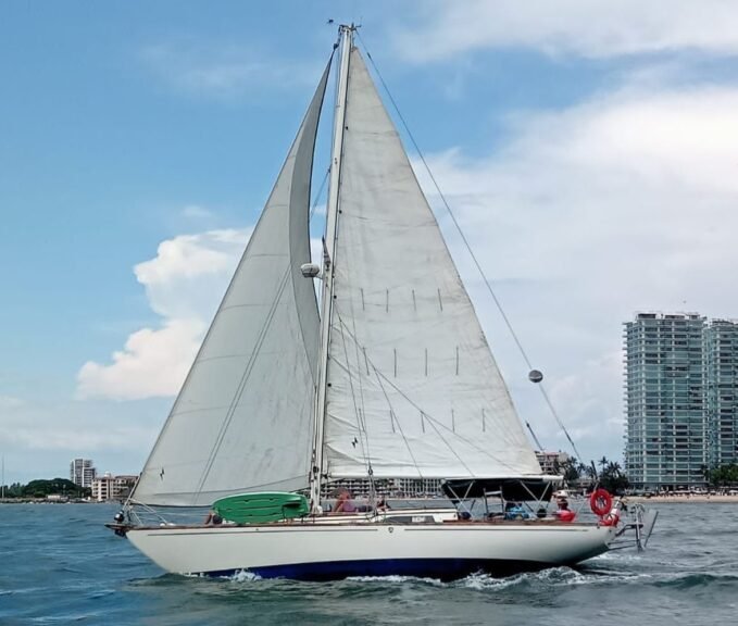 Columbia 38 - Renta de Veleros en Puerto Vallarta
