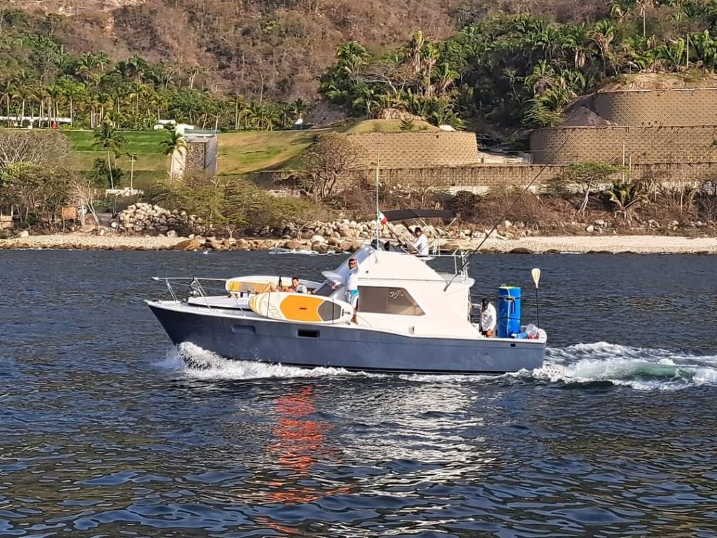 Chris-Craft 36 - Puerto Vallarta Fishing Charters