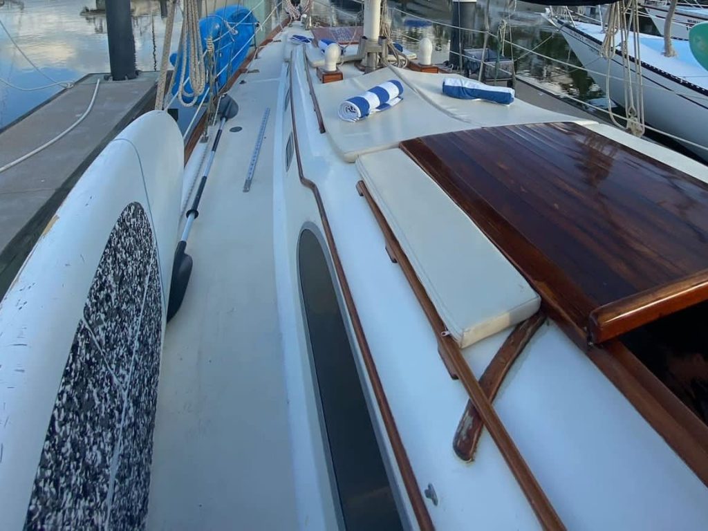 Columbia 38 - Renta de Veleros en Puerto Vallarta