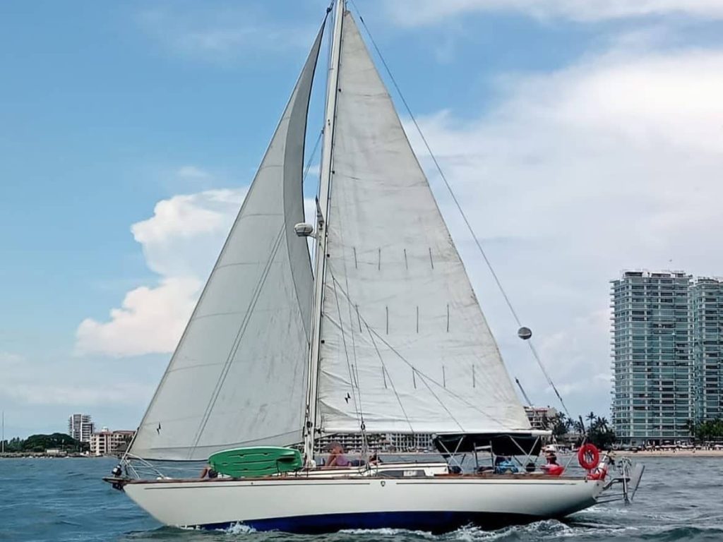Columbia 38 - Renta de Veleros en Puerto Vallarta