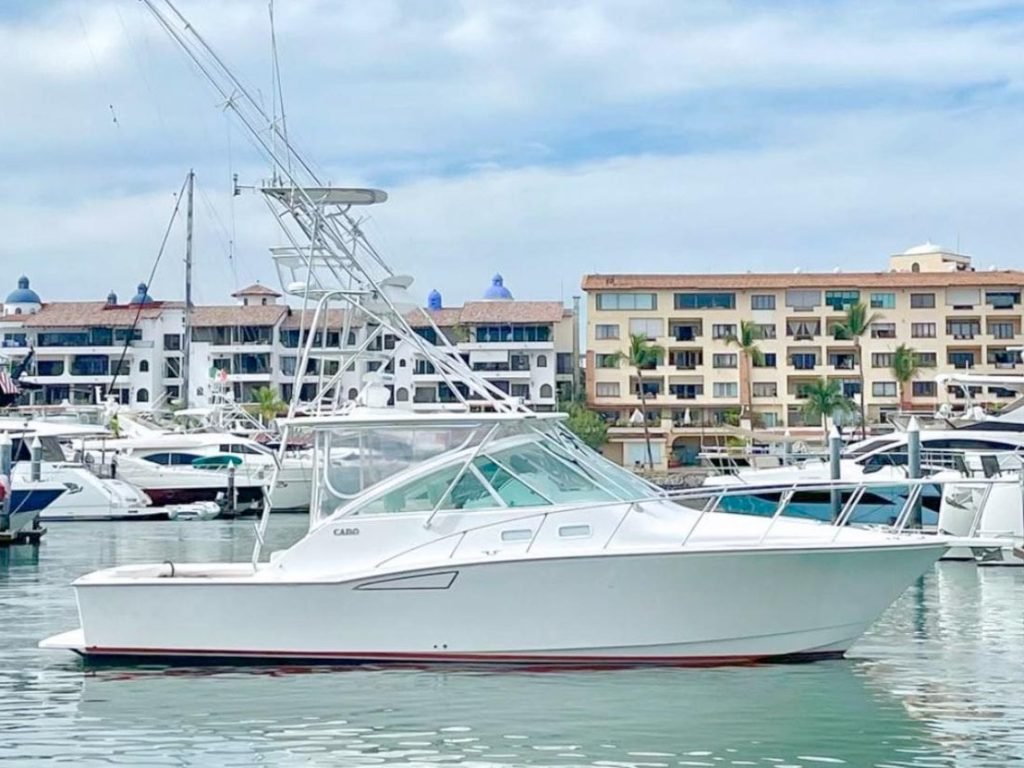Lanchas-de-pesca-en-puerto-vallarta---Cabo-35-Express-(2)