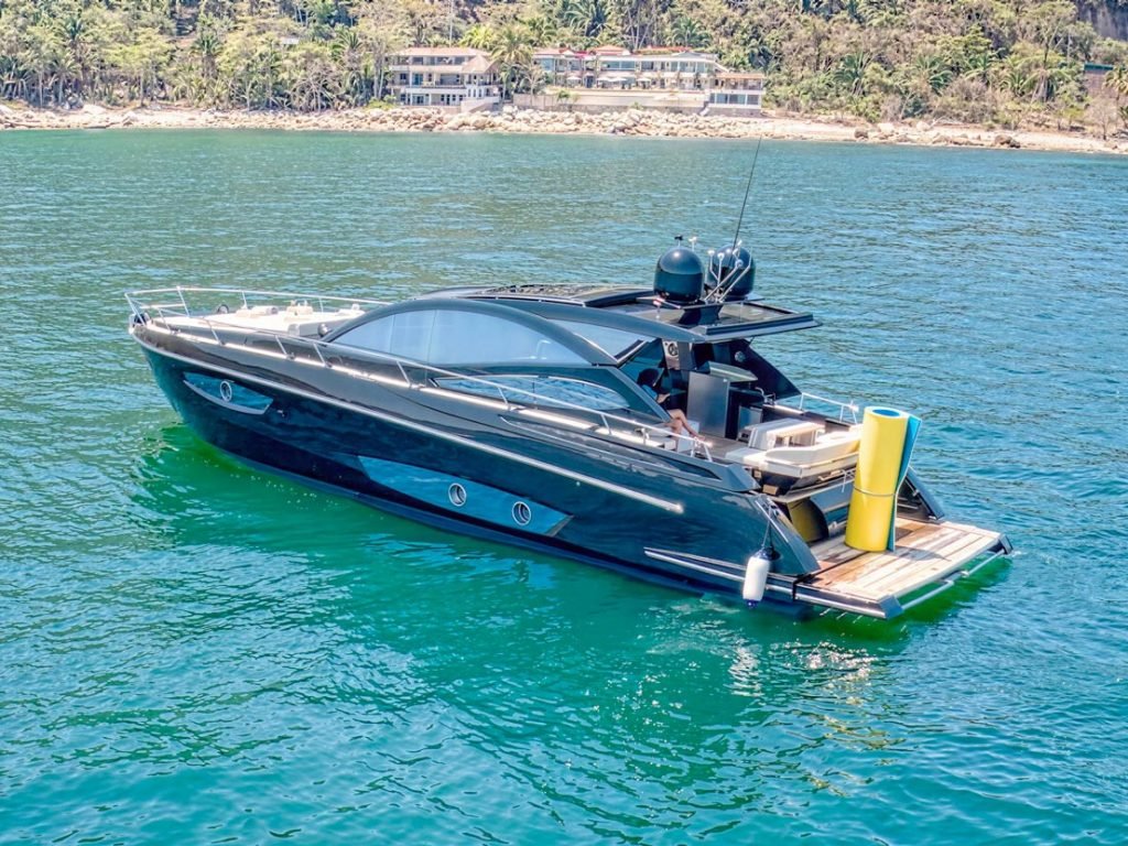 Renta-de-yates-de-lujo-en-puerto-vallarta-Rio-58 (2)
