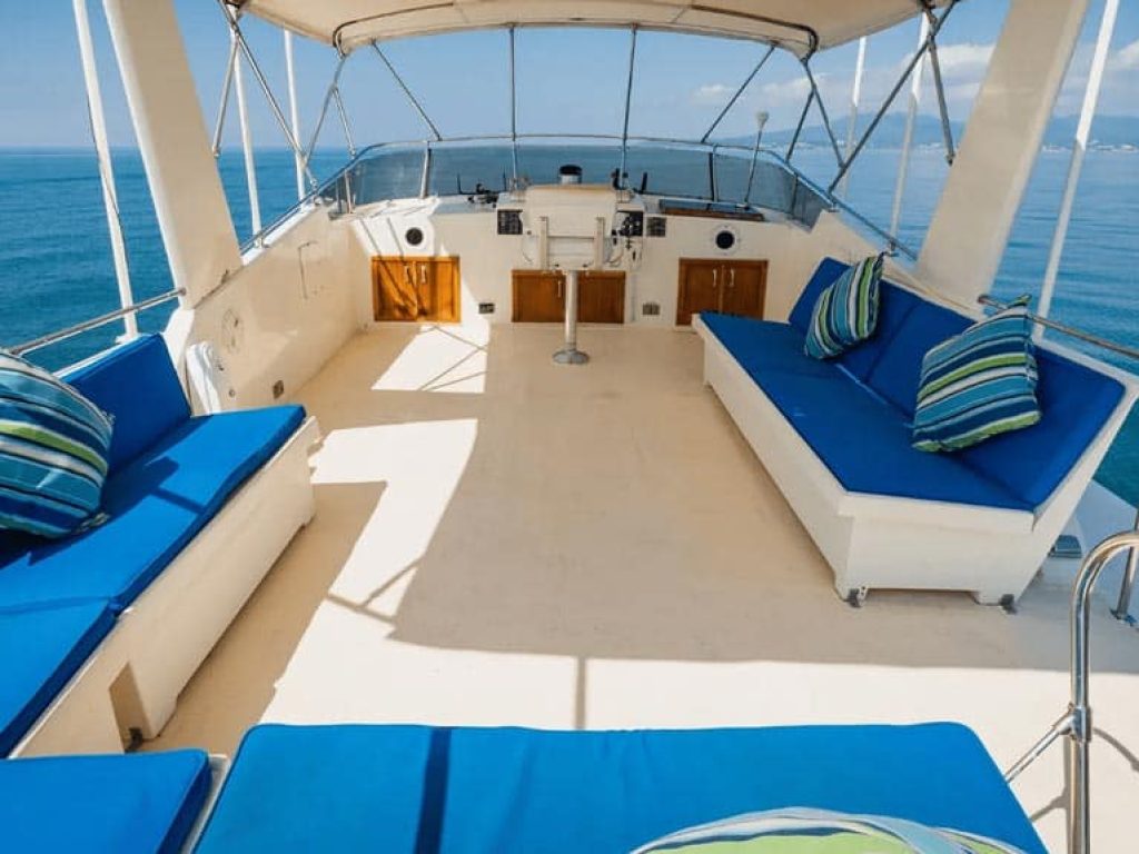 Luxury Yacht Nuevo Vallarta - Hetteras 61