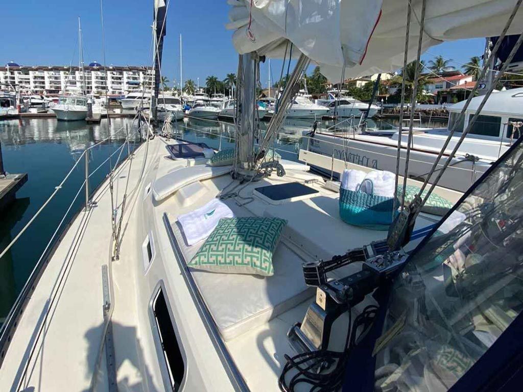 sailboat-charter-nayarit-C&C-38-7